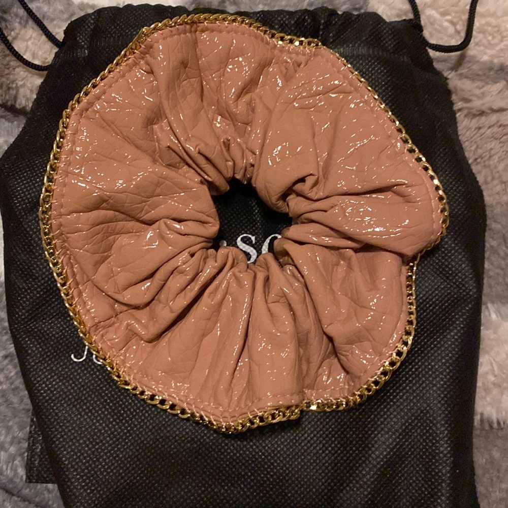 Kitsch blush patent scrunchie with chain
